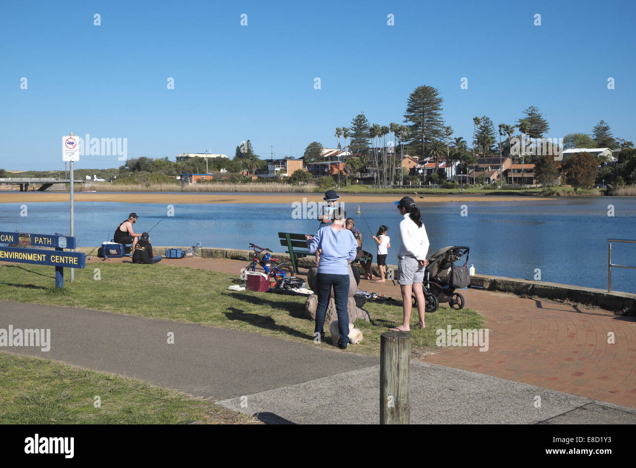 Le famiglie di pesca da narabeen lago a Sydney le spiagge del nord,l'australia Foto Stock