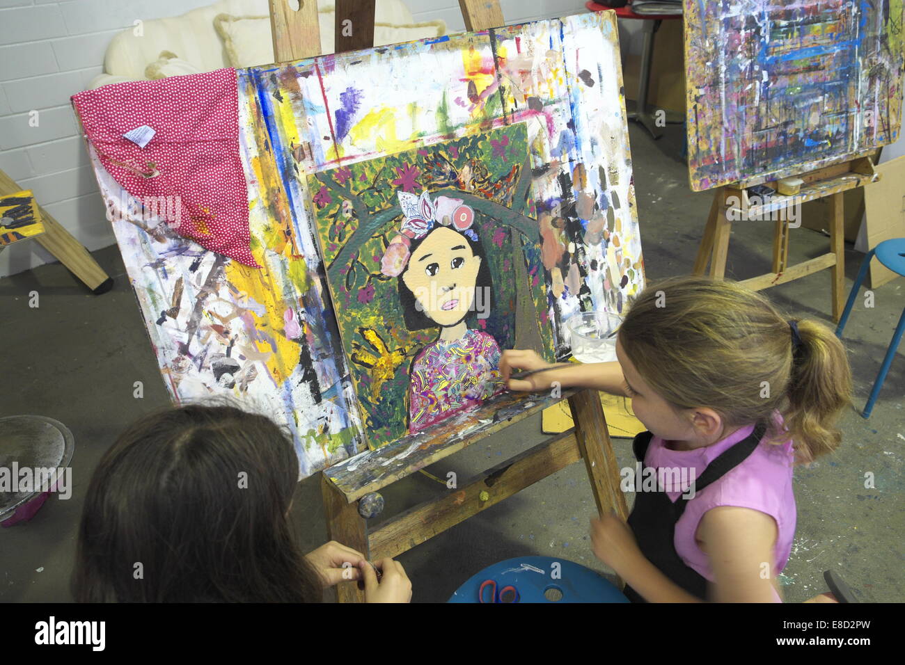 Due giovani pre ragazzi ragazze bambini dipingere un quadro- Modello rilasciato Foto Stock