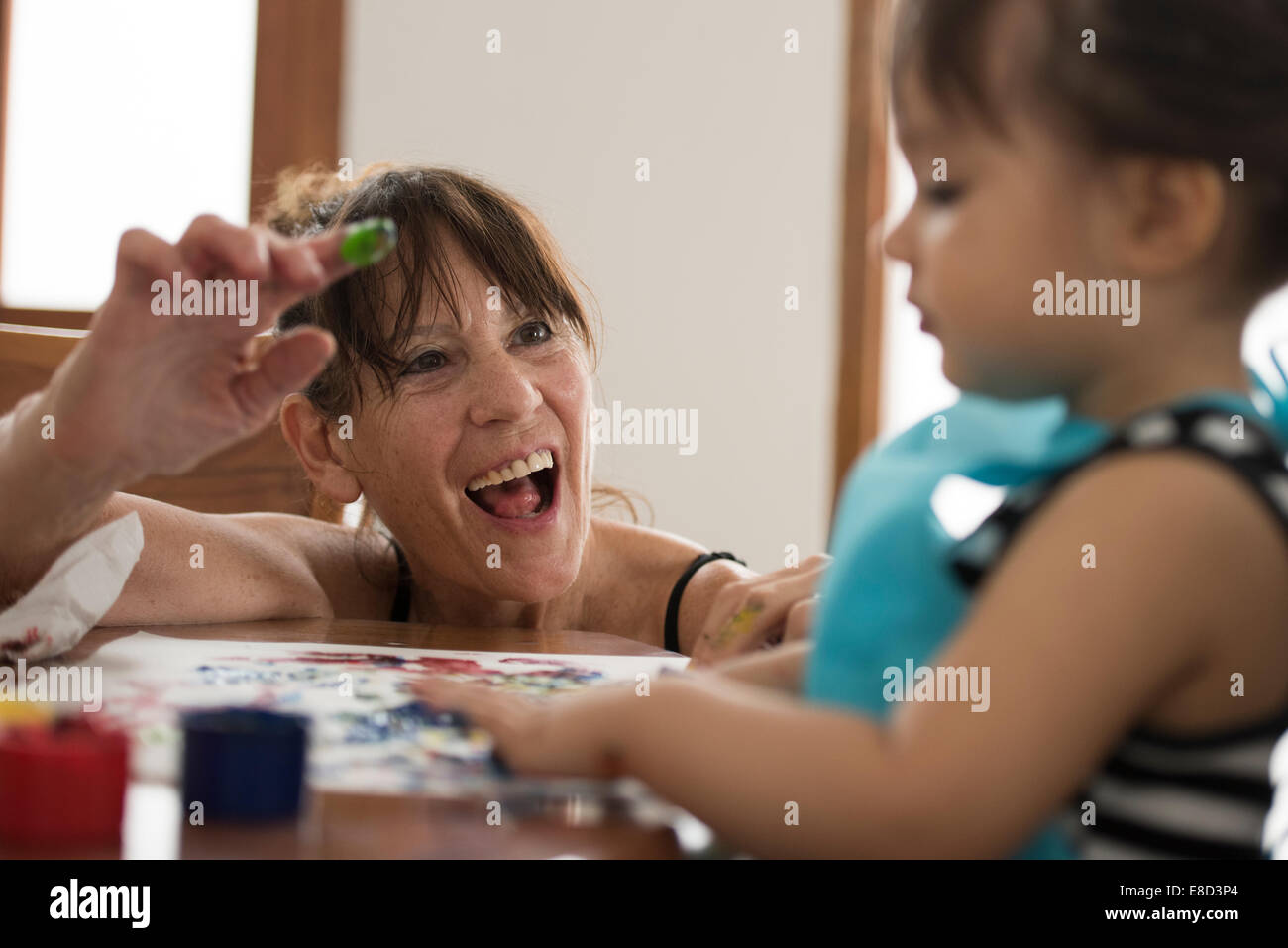 Nonna dito pittura con il nipote Foto Stock