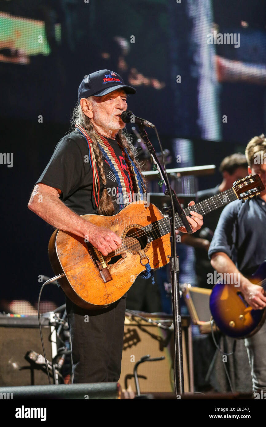 Raleigh, North Carolina, Stati Uniti d'America. Xiii Sep, 2014. Musicista Willie Nelson di eseguire durante il 2014 Aiuto di fattoria concerto tenuto a Walnut Creek anfiteatro in Raleigh, NC. La ventinovesima Farm Annuale concerto di aiuto effettuata per un sold out di pubblico. Copyright 2014 Andy Martin Jr. © Andy Martin Jr./ZUMA filo/Alamy Live News Foto Stock