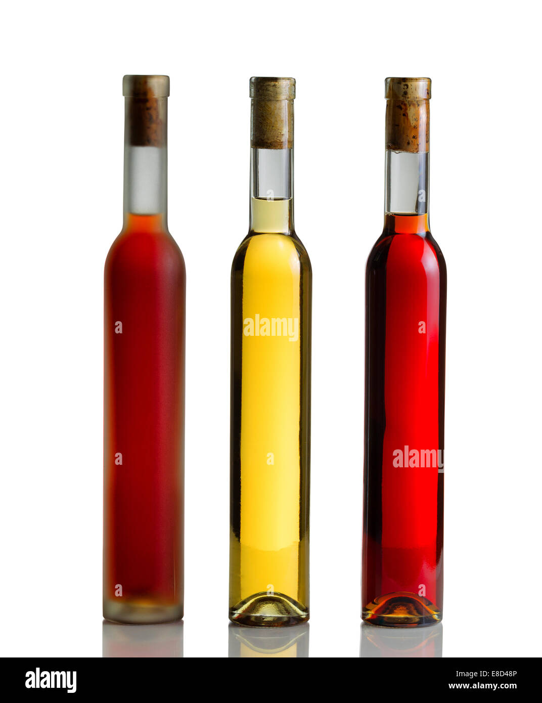L'immagine verticale di tre aperti le bottiglie di vino su bianco con la riflessione Foto Stock
