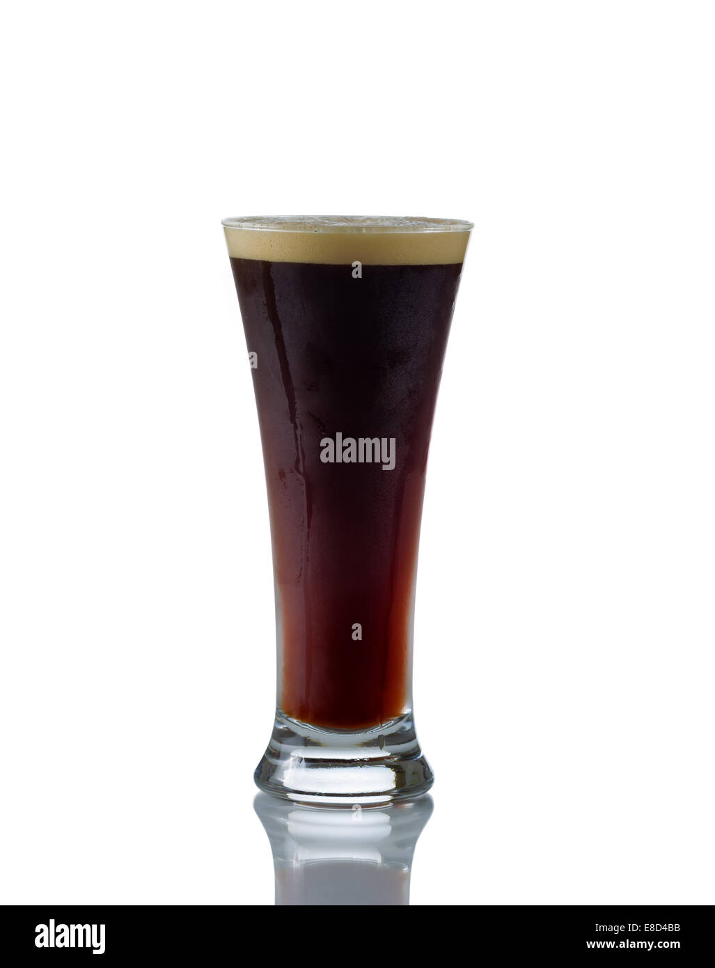 L'immagine verticale di un bicchiere riempito con dark Birra stout su bianco con la riflessione Foto Stock