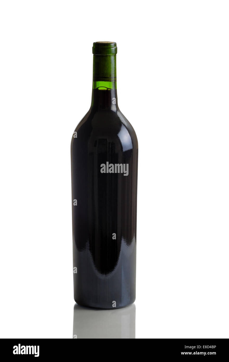 L'immagine verticale di una piena senza etichetta rossa singola bottiglia di vino su bianco con la riflessione Foto Stock