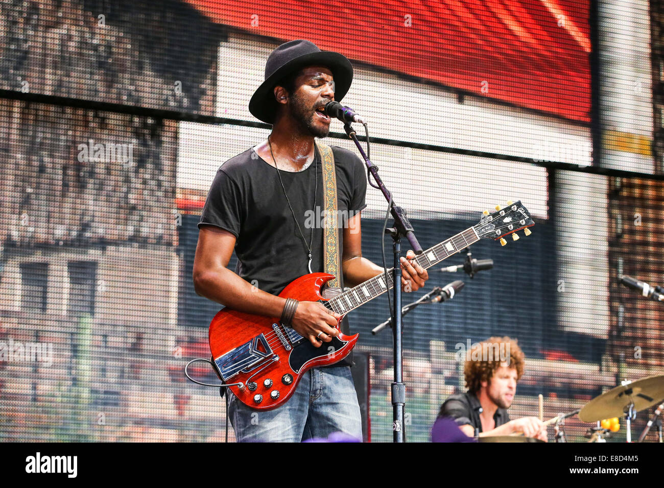Sett. 13, 2014 - Raleigh, North Carolina, Stati Uniti - musicista GARY CLARK JR di eseguire durante il 2014 Aiuto di fattoria concerto tenuto a Walnut Creek anfiteatro in Raleigh, NC. La ventinovesima Farm Annuale concerto di aiuto effettuata per un sold out di pubblico. Copyright 2014 Andy Martin Jr. (credito Immagine: © Andy Martin Jr./ZUMA filo) Foto Stock