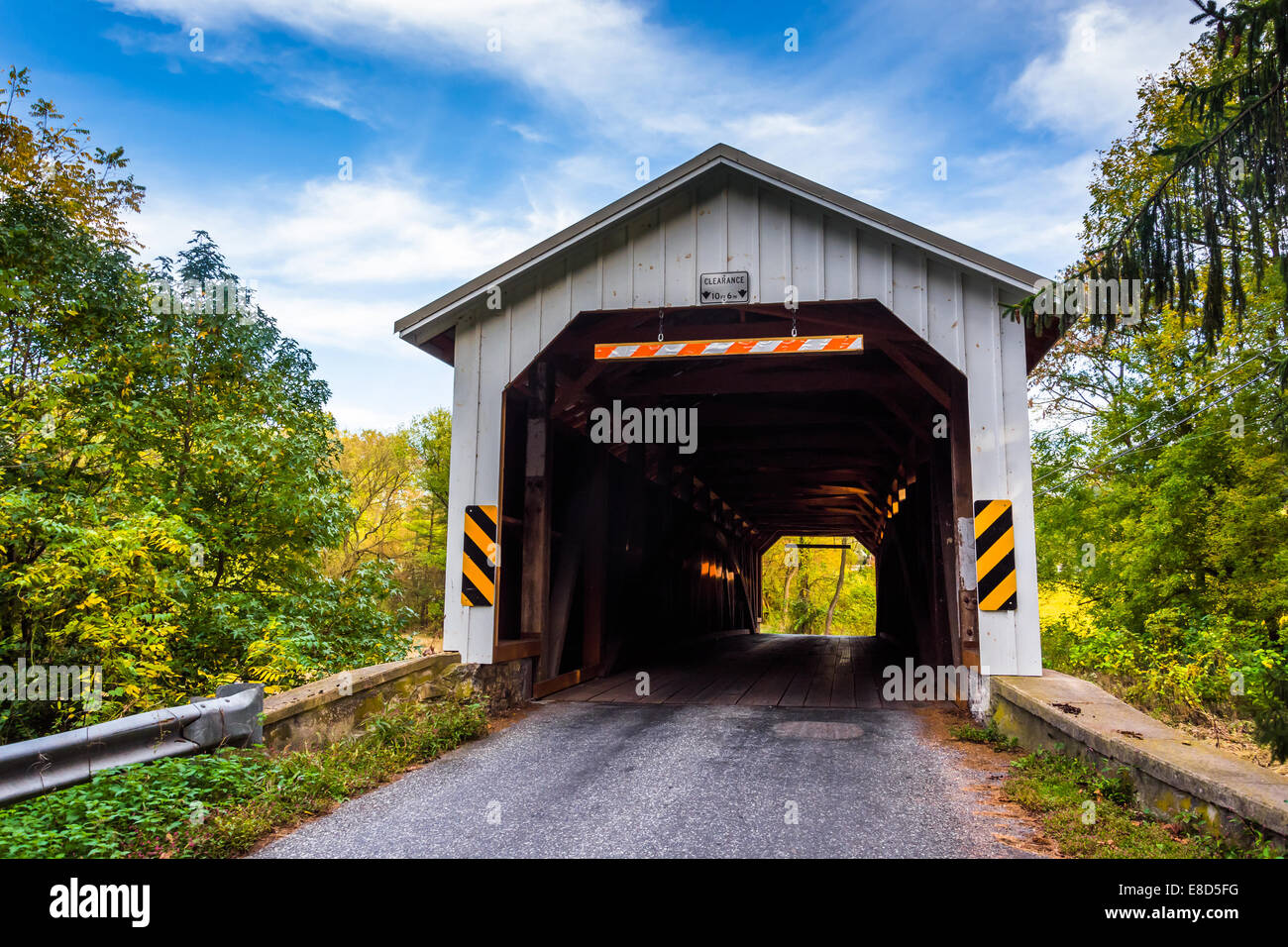 Ponte coperto nelle zone rurali a Lancaster County, Pennsylvania. Foto Stock