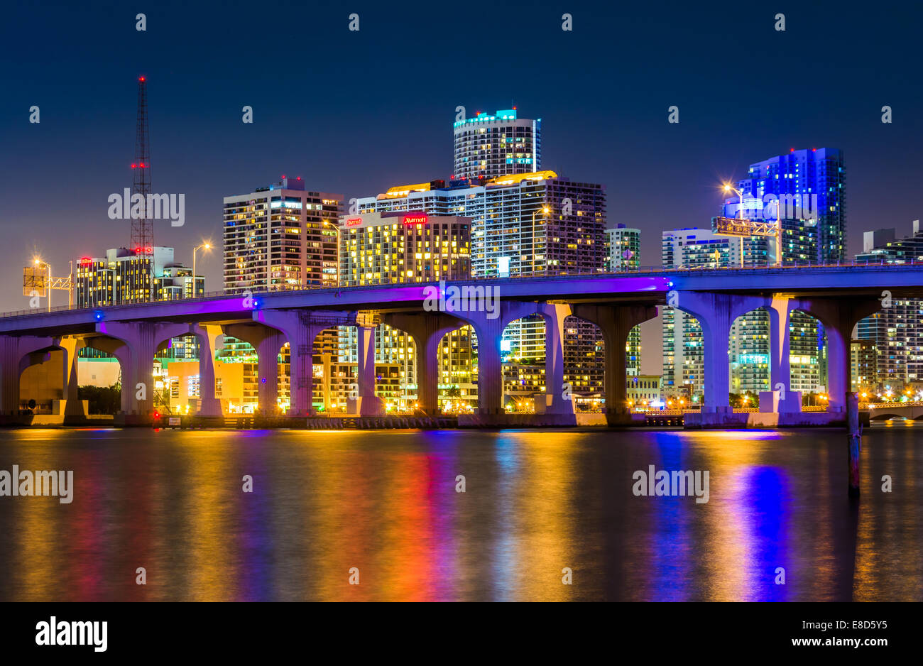 La skyline di Miami di notte, visto dall'isola Watson, Miami, Florida. Foto Stock