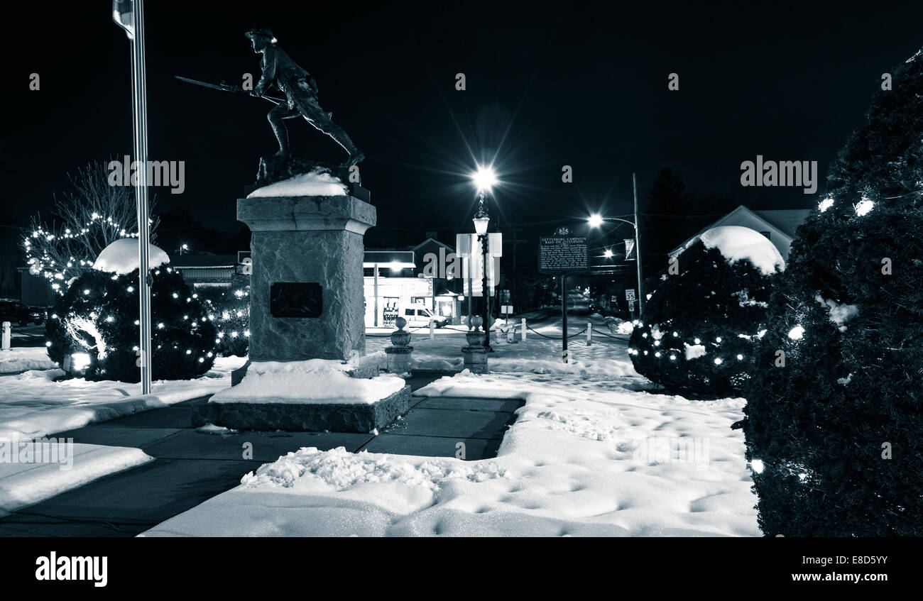 La piazza della città in una sera d'inverno, in Jefferson, Pennsylvania. Foto Stock