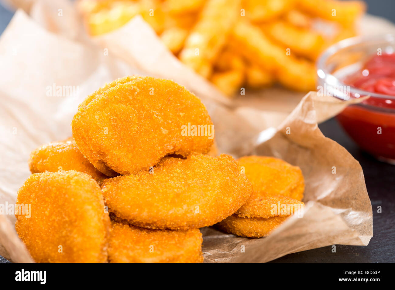 Alcuni fatti freschi golden pepite di pollo con patatine croccanti Foto Stock