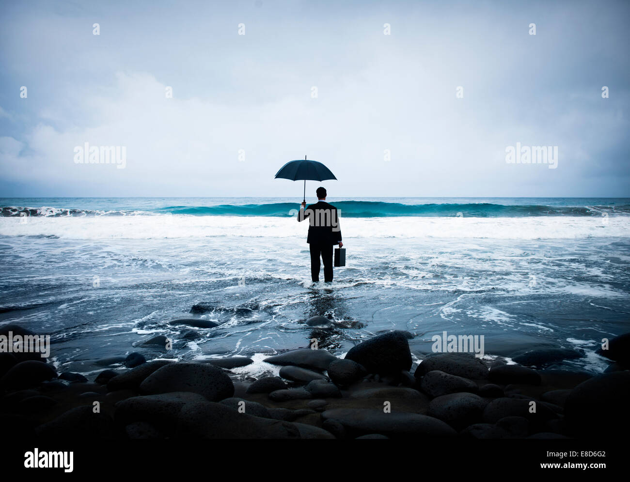 Imprenditore solitario da sole in spiaggia Foto Stock