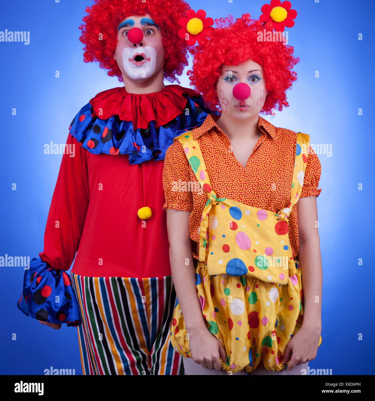 Clown matura in costumi su sfondo blu. Studio di illuminazione professionale Foto Stock