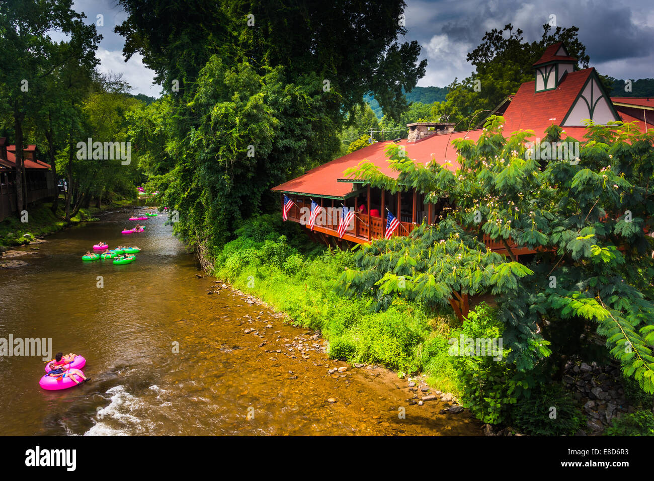 Tuberi nel fiume Chattahoochee, in Helen, Georgia. Foto Stock
