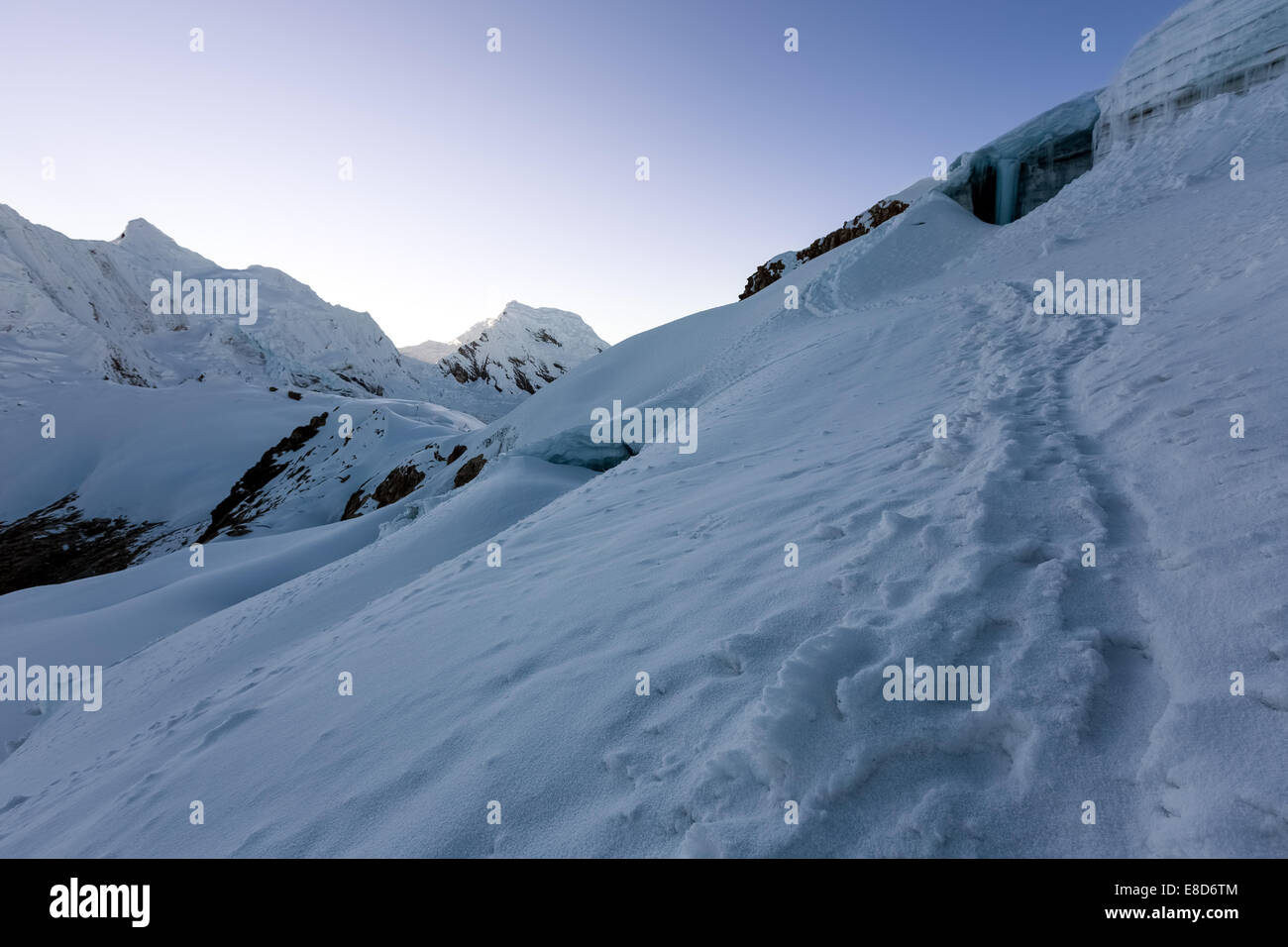 Sulla strada per il vertice di Ishinca (5530m), valle Ishinca, Cordillera Blanca, Perù, Sud America Foto Stock