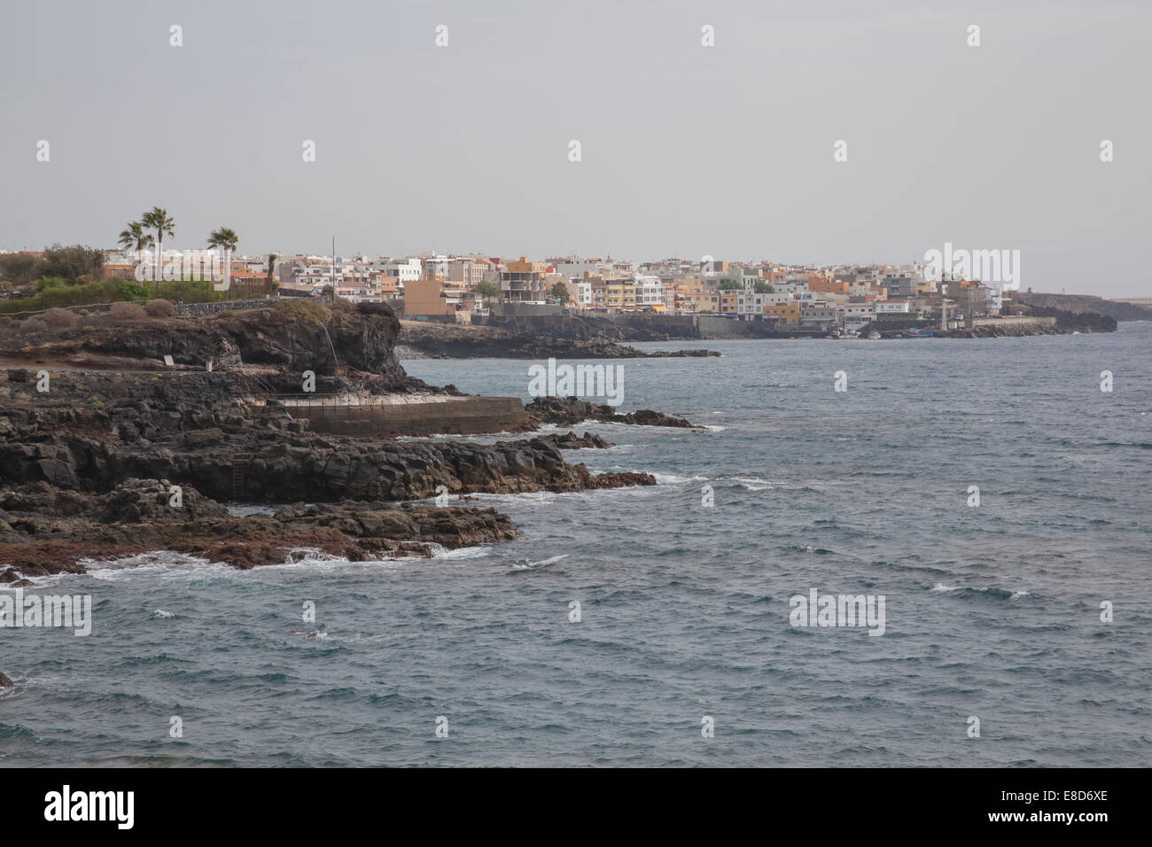 Isole Canarie Tenerife spiaggia rocciosa con la città di distanza Foto Stock