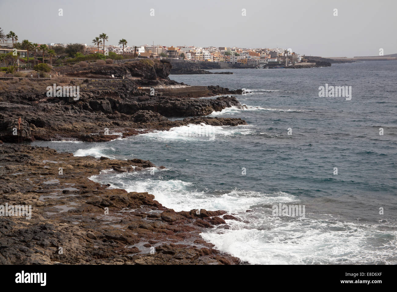 Isole Canarie Tenerife spiaggia rocciosa con la città di distanza Foto Stock