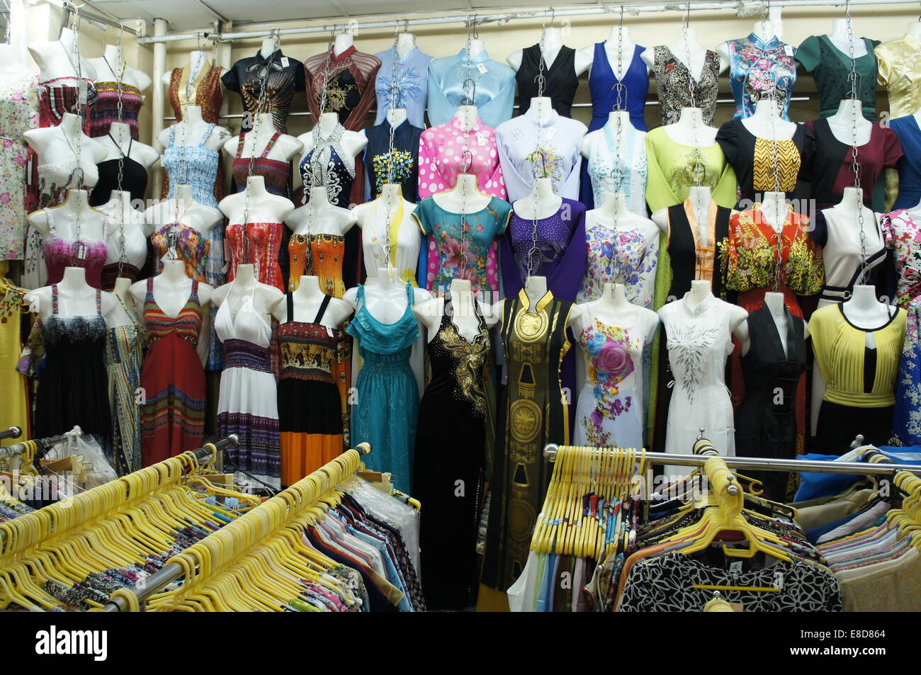 Abbigliamento donna in stallo il mercato Ben Thanh, Ho Chi Minh, Vietnam Foto Stock