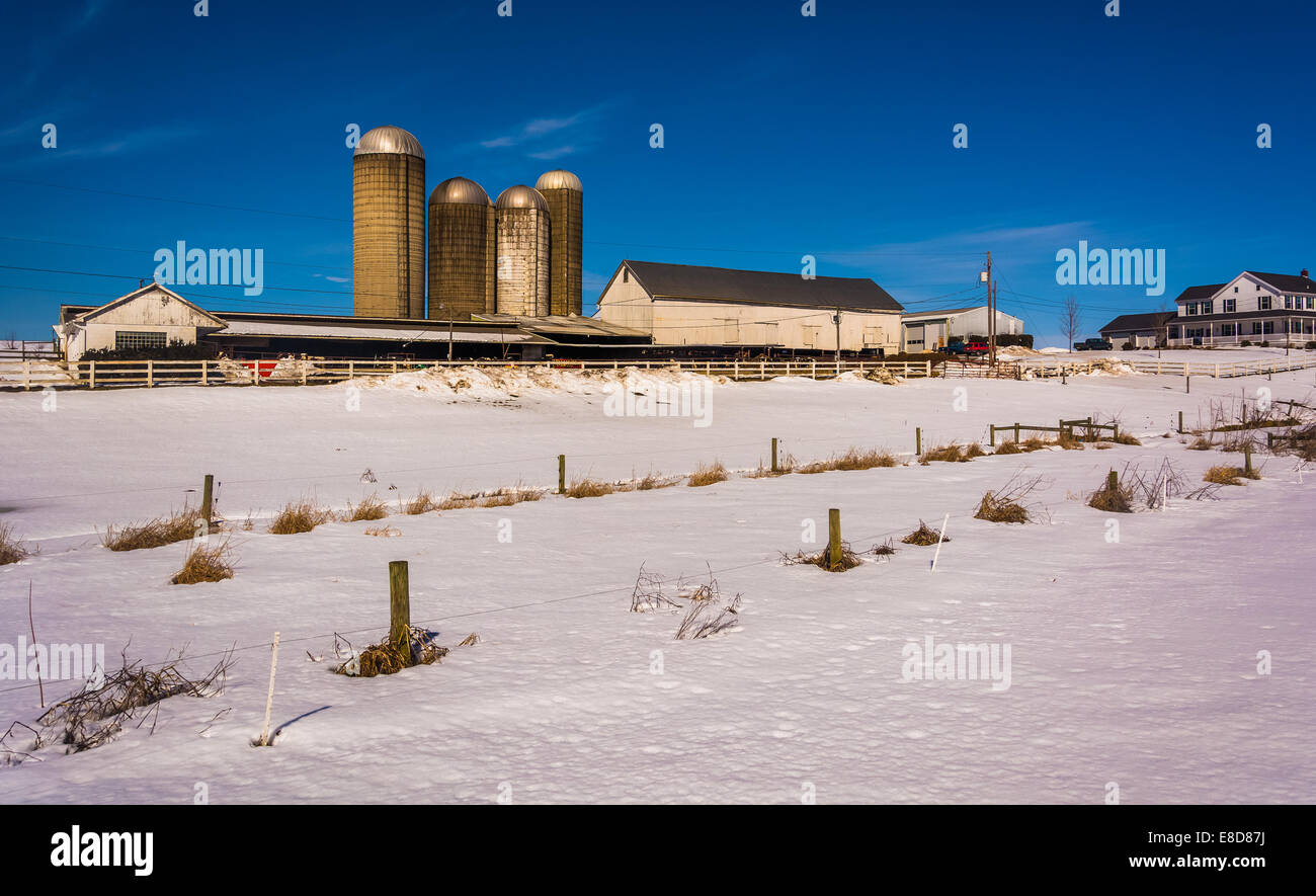 Vista invernale di una azienda agricola nelle zone rurali a Lancaster County, Pennsylvania. Foto Stock