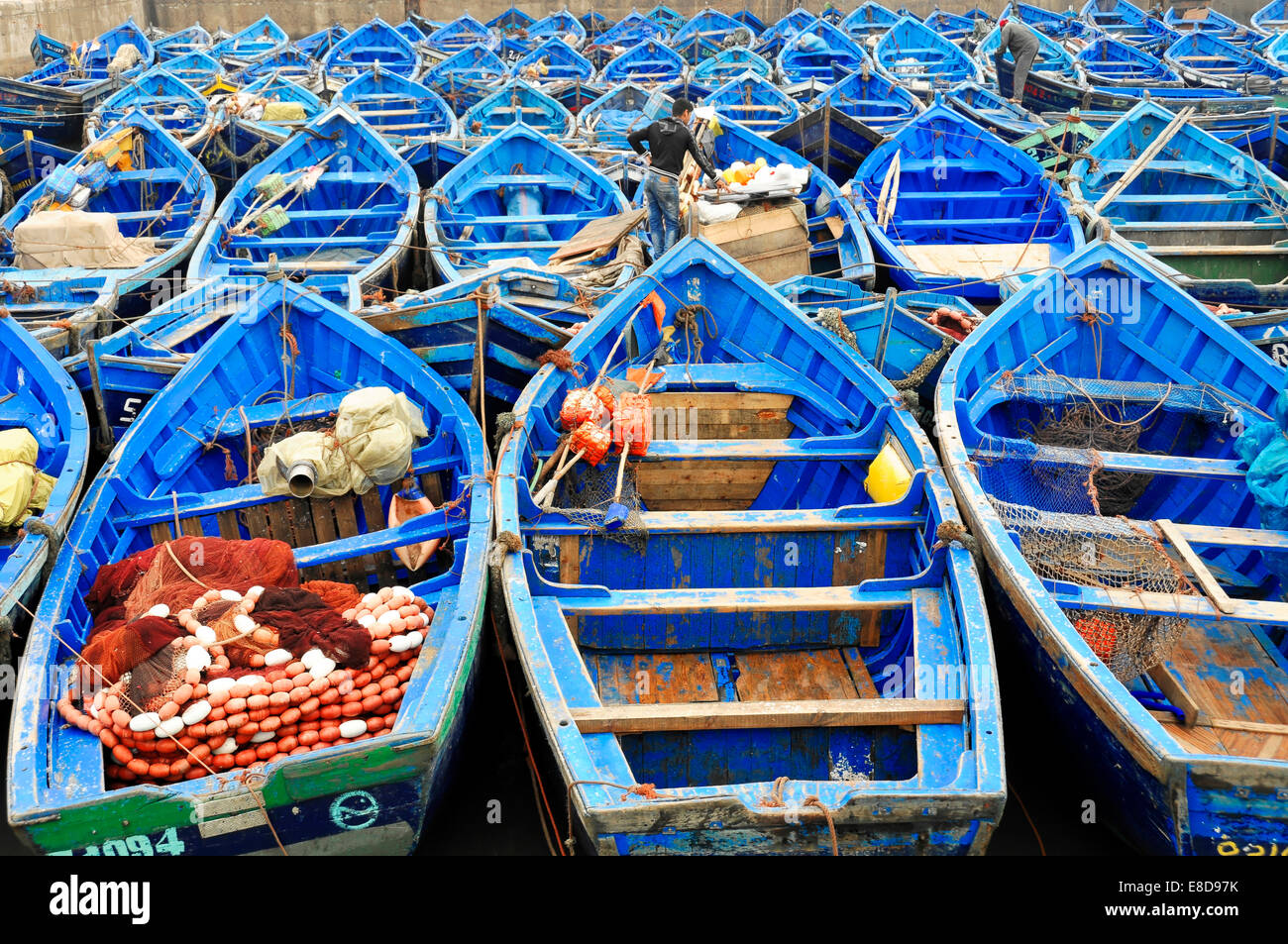 Tipico blu barche da pesca nel porto di Essaouira, Marocco Foto Stock