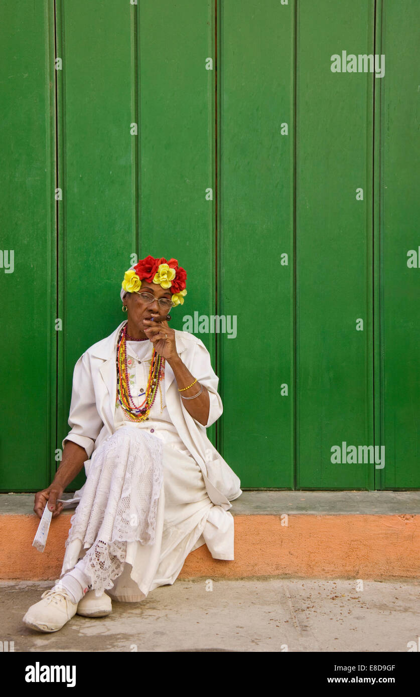 Donna locale in posa con un sigaro Avana, Cuba Foto Stock