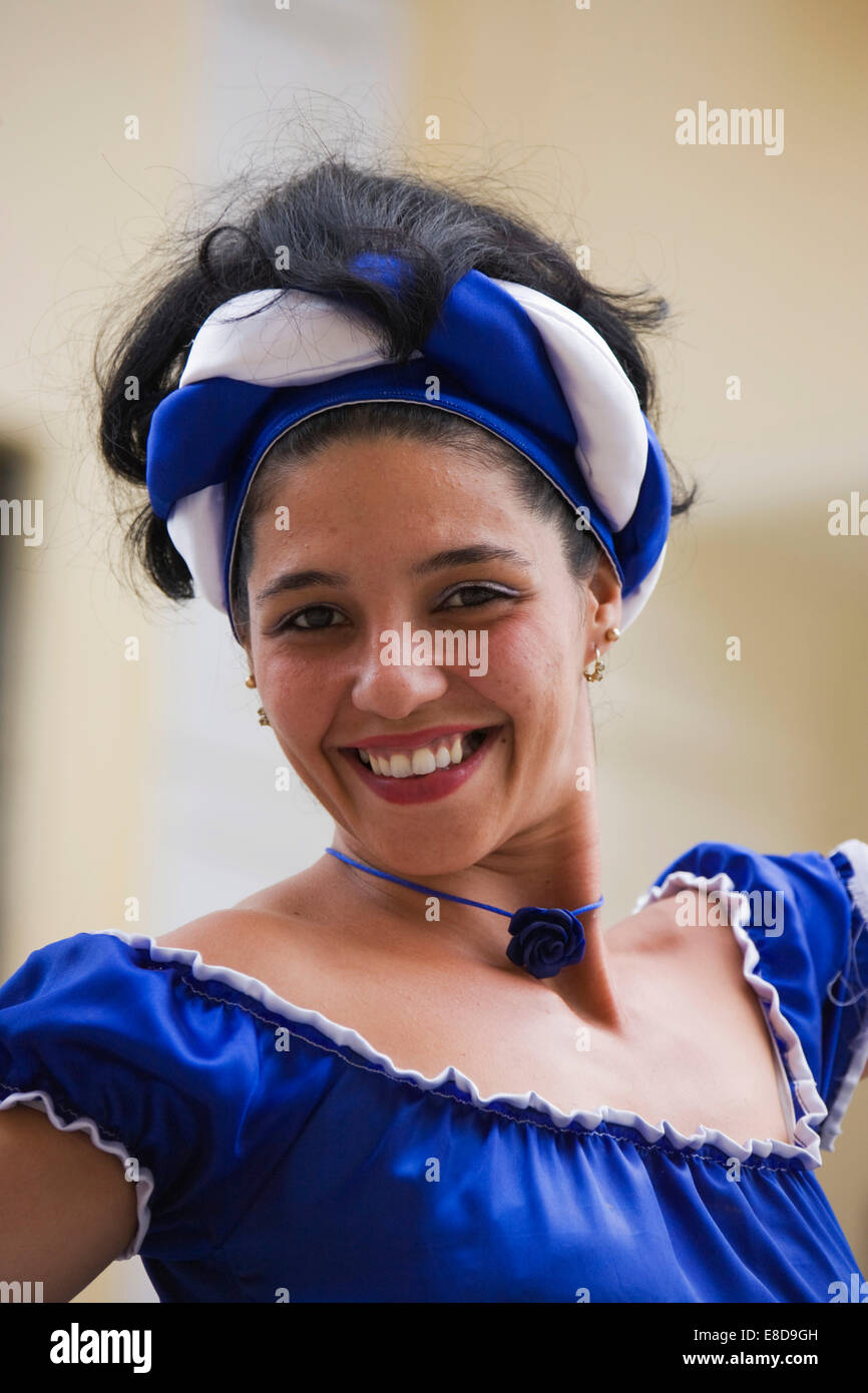 Sorridente street performer, Havana, Cuba Foto Stock