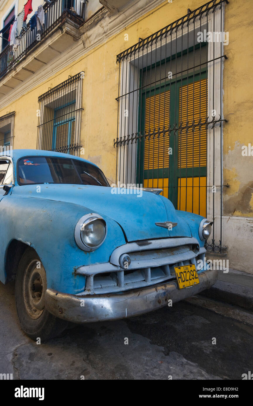 Classic auto parcheggiate nelle strade di La Habana, Havana, Cuba Foto Stock