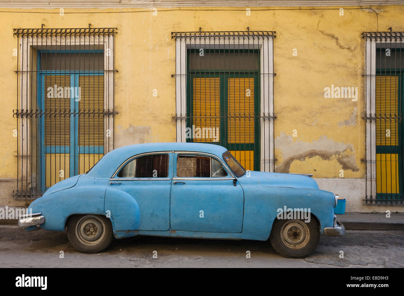 Classic auto parcheggiate nelle strade di La Habana, Havana, Cuba Foto Stock