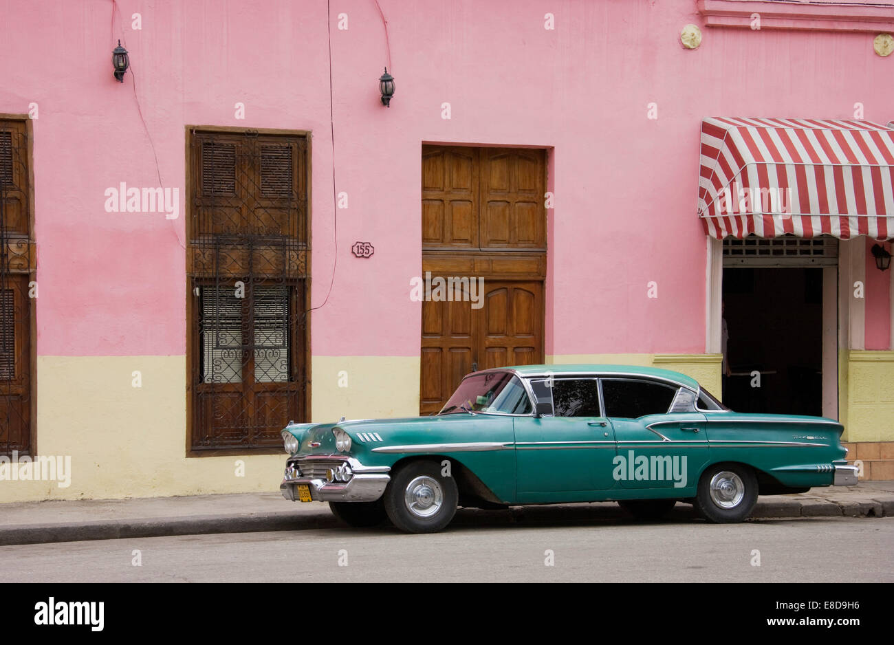 Classic auto parcheggiate nelle strade di La Habana, Havana, Cuba Foto Stock