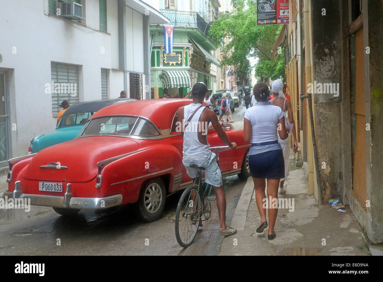 Scena di strada con un auto d'epoca, l'Avana, La Habana Province, Cuba Foto Stock