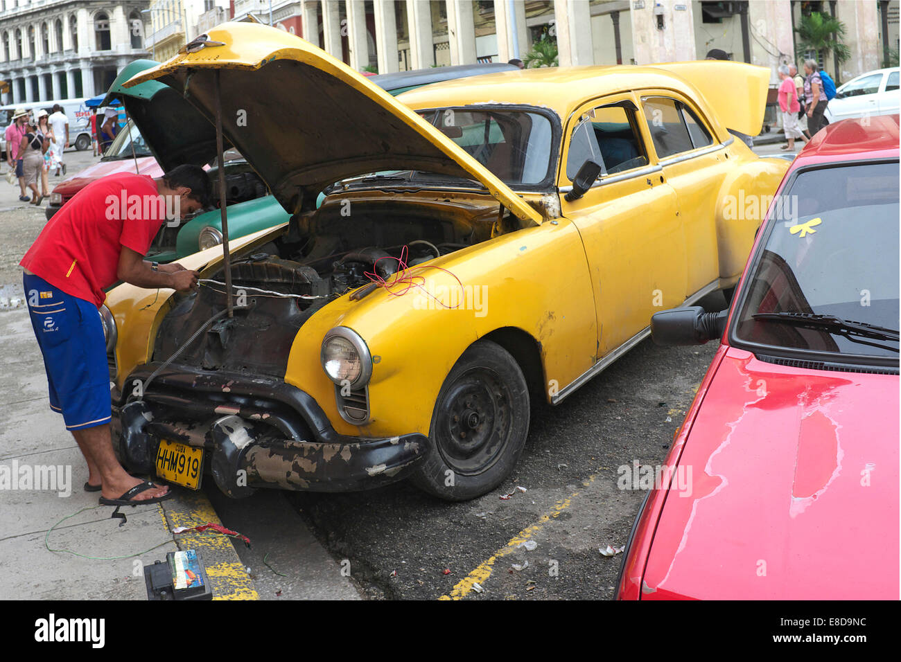 Auto d'epoca, sul ciglio della strada, l'Avana, La Habana Province, Cuba Foto Stock