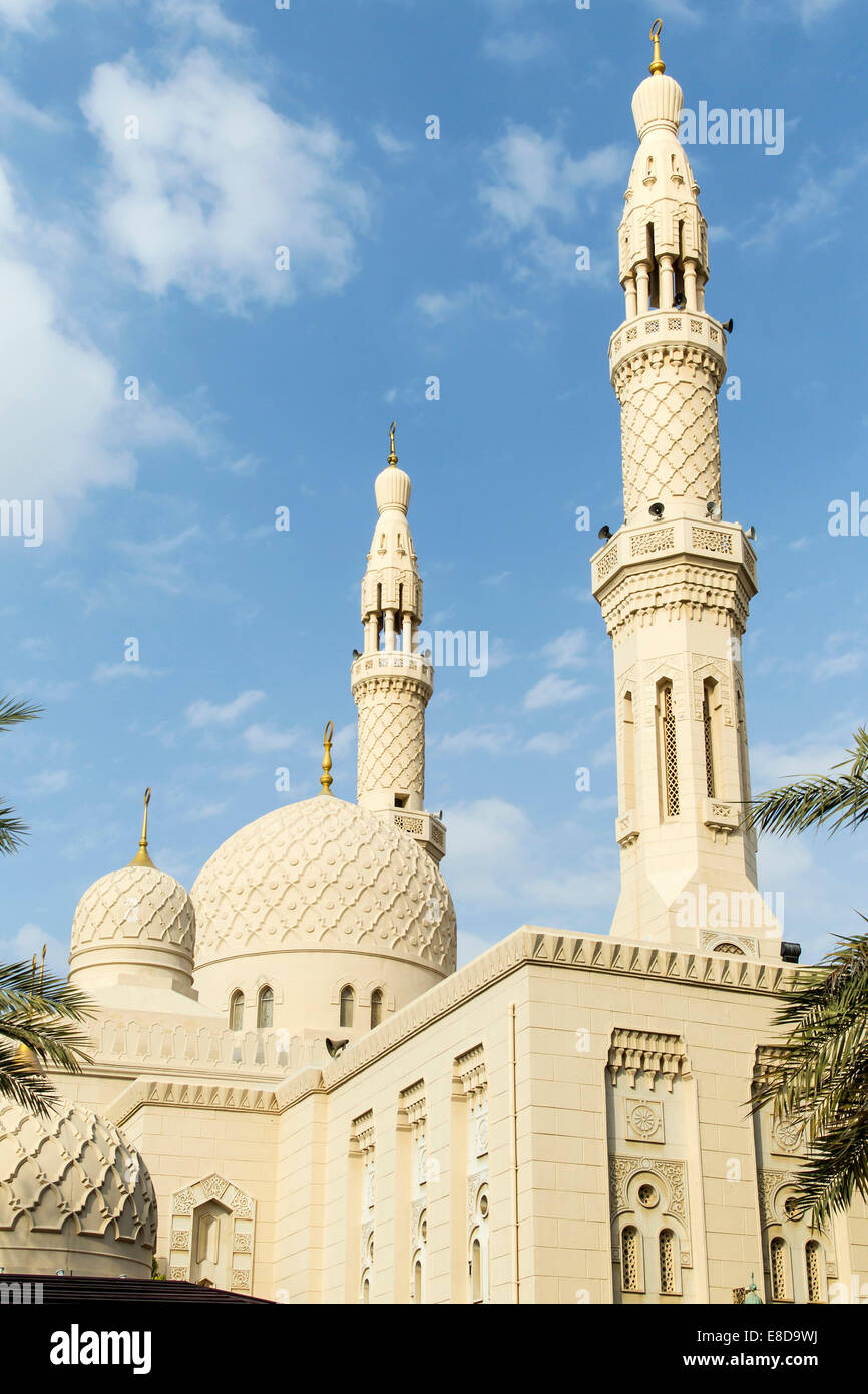 I minareti e la cupola, la Moschea di Jumeirah a Dubai City, Dubai, Emirati Arabi Uniti Foto Stock