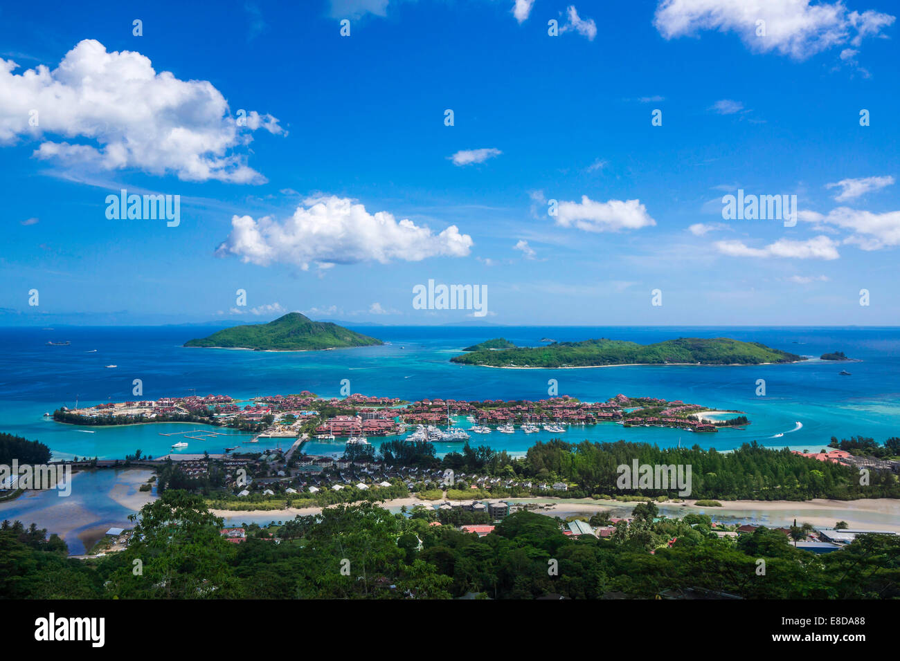 Marina di Eden Island, di fronte alle Isole di Sainte Anne e Ile au Cerf, Seicelle Foto Stock