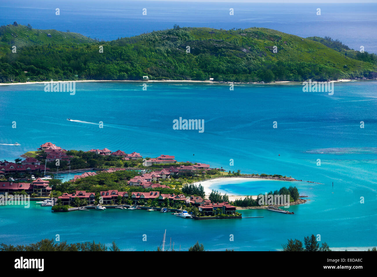 Ville private, marina di Eden Island, di fronte all'isola di Ile au Cerf, Seicelle Foto Stock