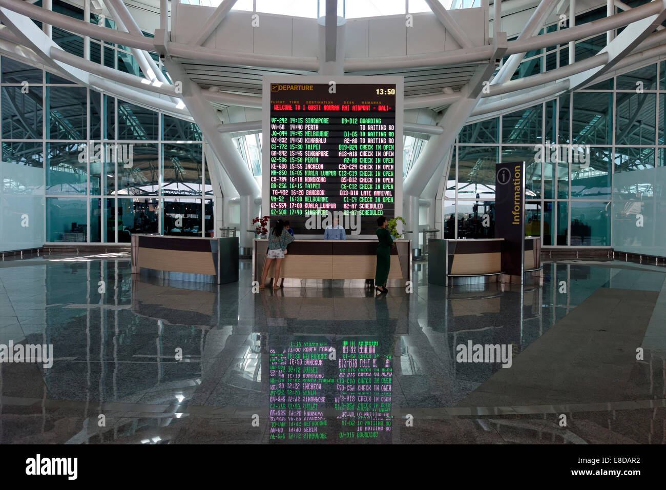 Banco informazioni con LED display board, partenze, Aeroporto di Ngurah Rai o l'Aeroporto Internazionale di Denpasar, Tuban, Bali Foto Stock