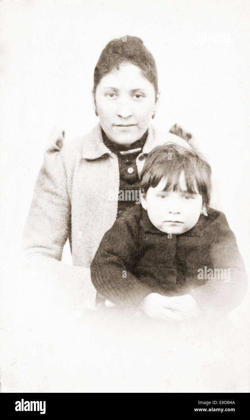 Antico ritratto di madre e figlia. Vintage, Studio ritratto 1890 Foto Stock