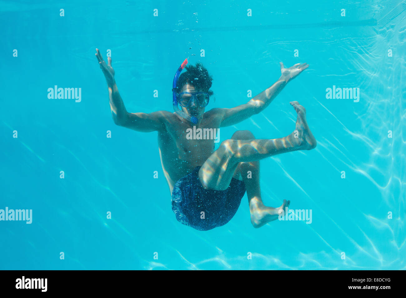 Giovane uomo che indossa lo snorkel underwater Foto Stock