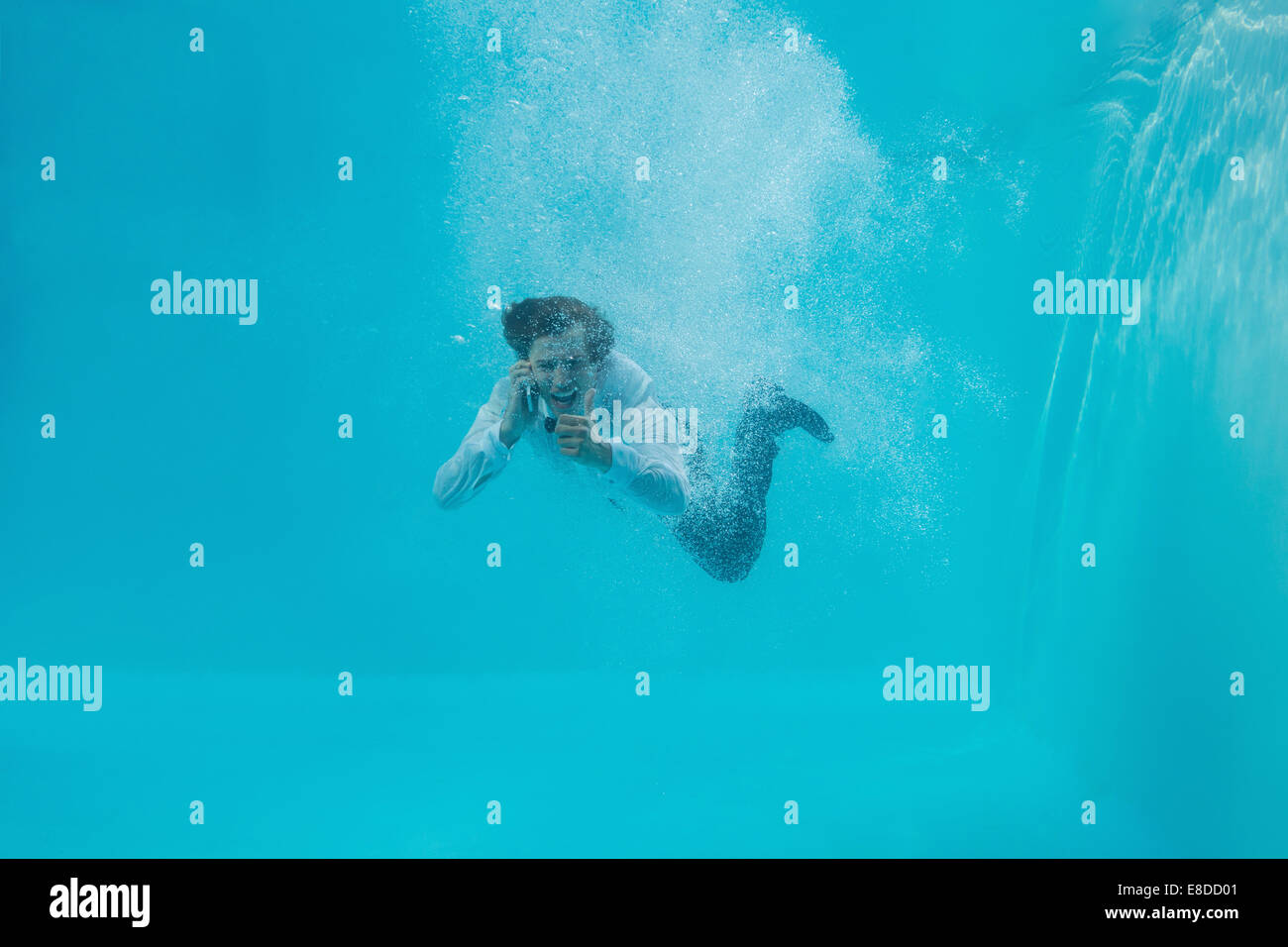 Giovane uomo nuoto sott'acqua Foto Stock