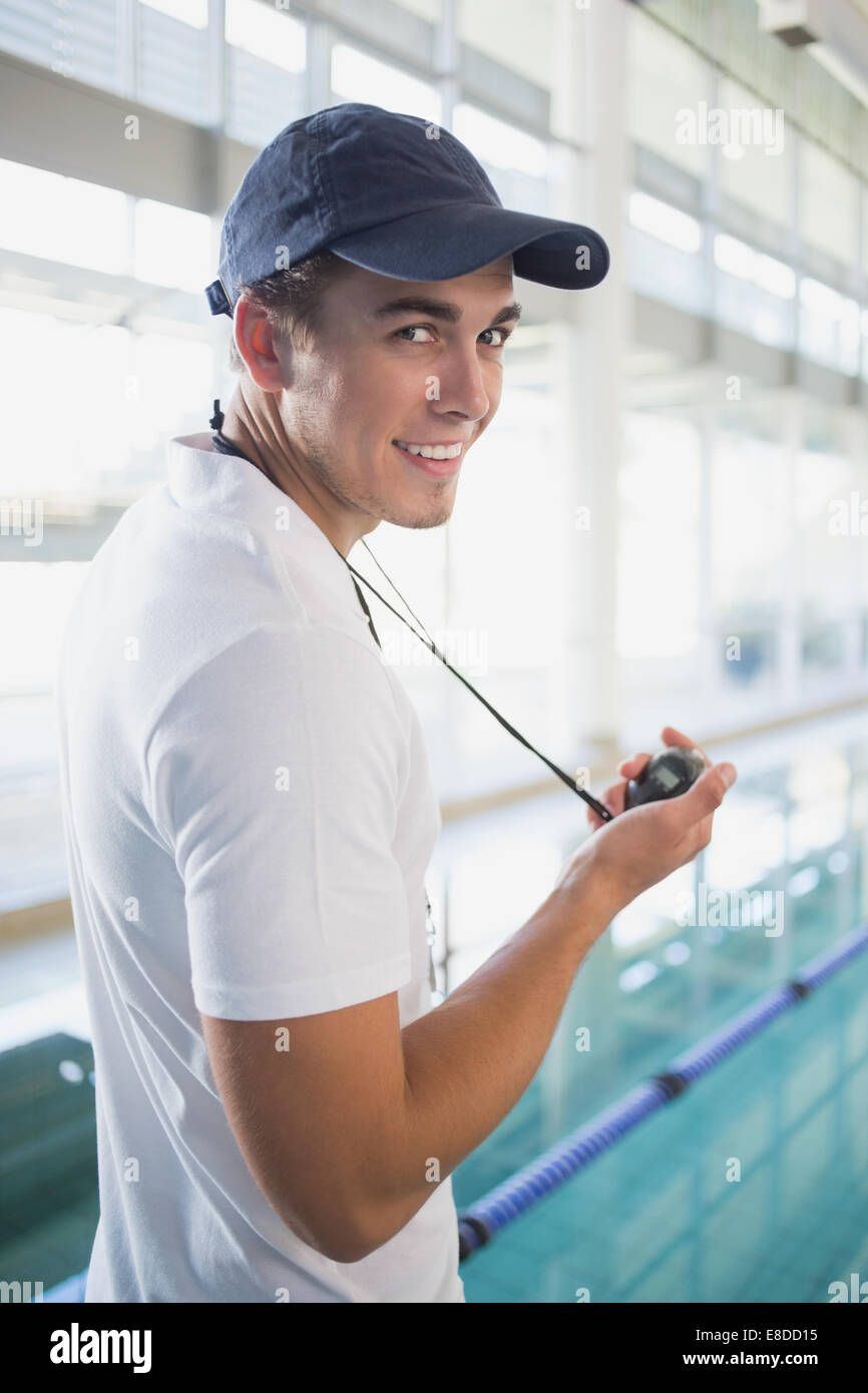 Istruttore di nuoto holding cronometro in piscina Foto Stock