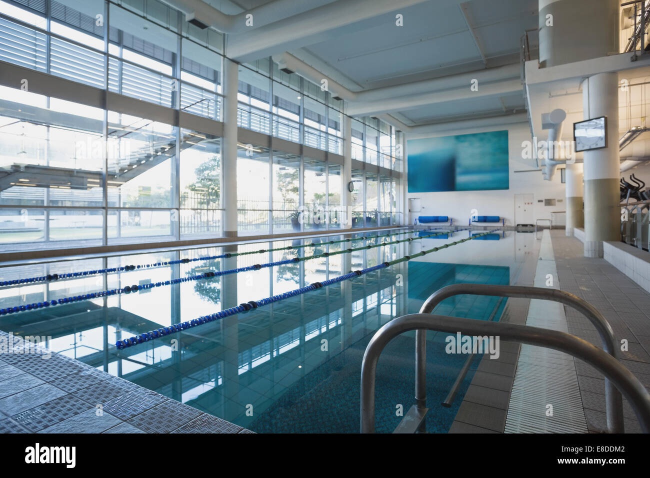 Svuotare la piscina con grandi finestre Foto Stock