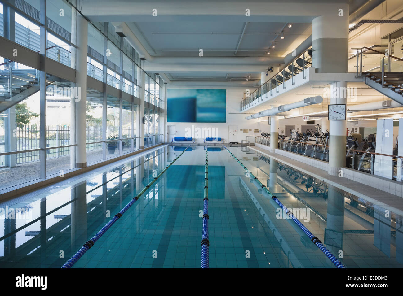 Svuotare la piscina con grandi finestre Foto Stock