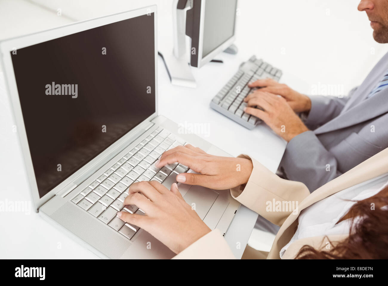 Mani che utilizzano il computer in ufficio Foto Stock