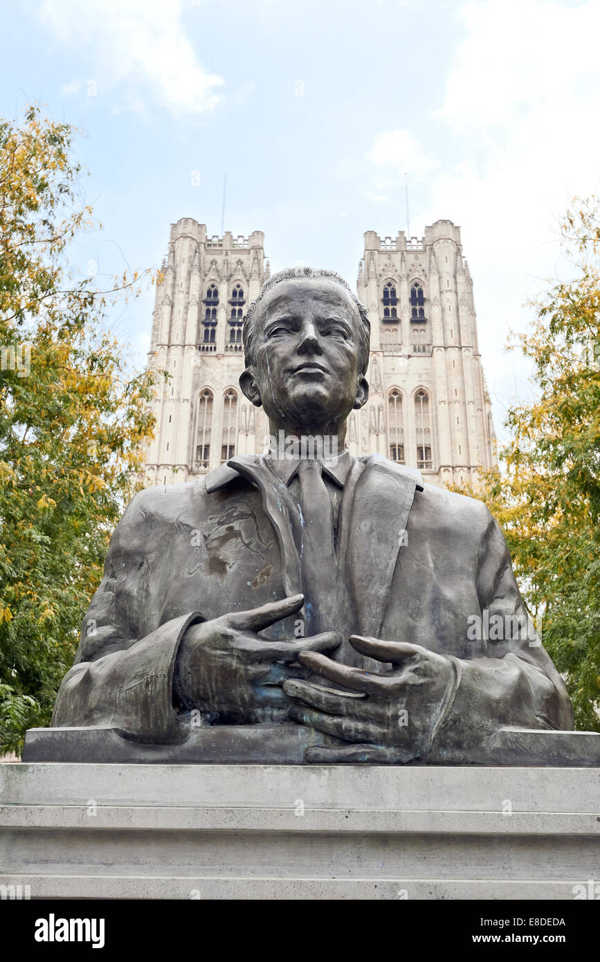 BRUSSEL, Belgio - 07 settembre 2014: King Baudouin statua che si trova nella parte anteriore del San Michele e Santa Gudula Cathedral a Bruxelles, Belgio, Foto Stock