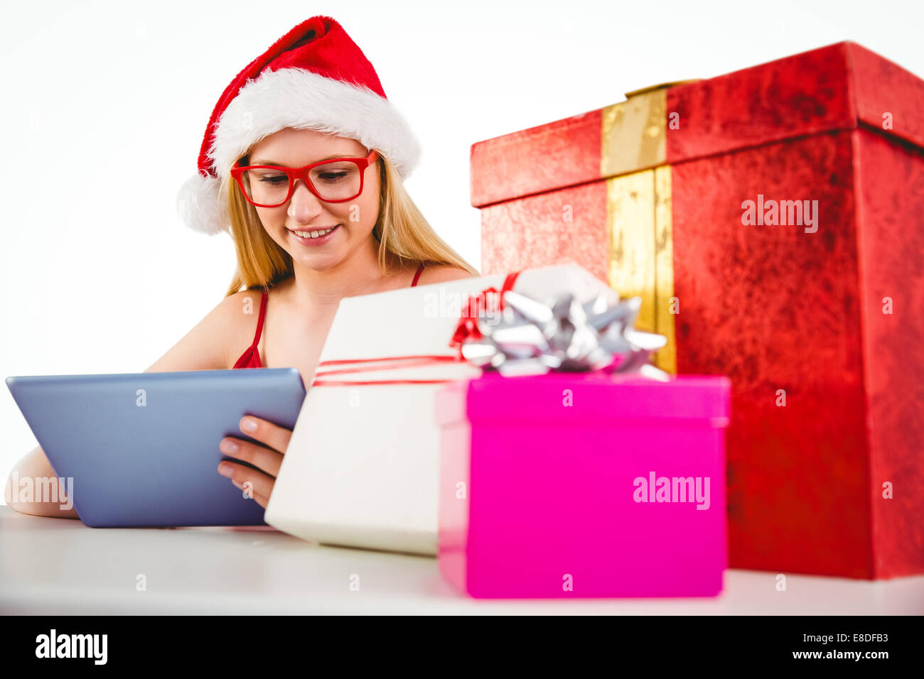 Festive bionda lo shopping online con i tablet pc Foto Stock