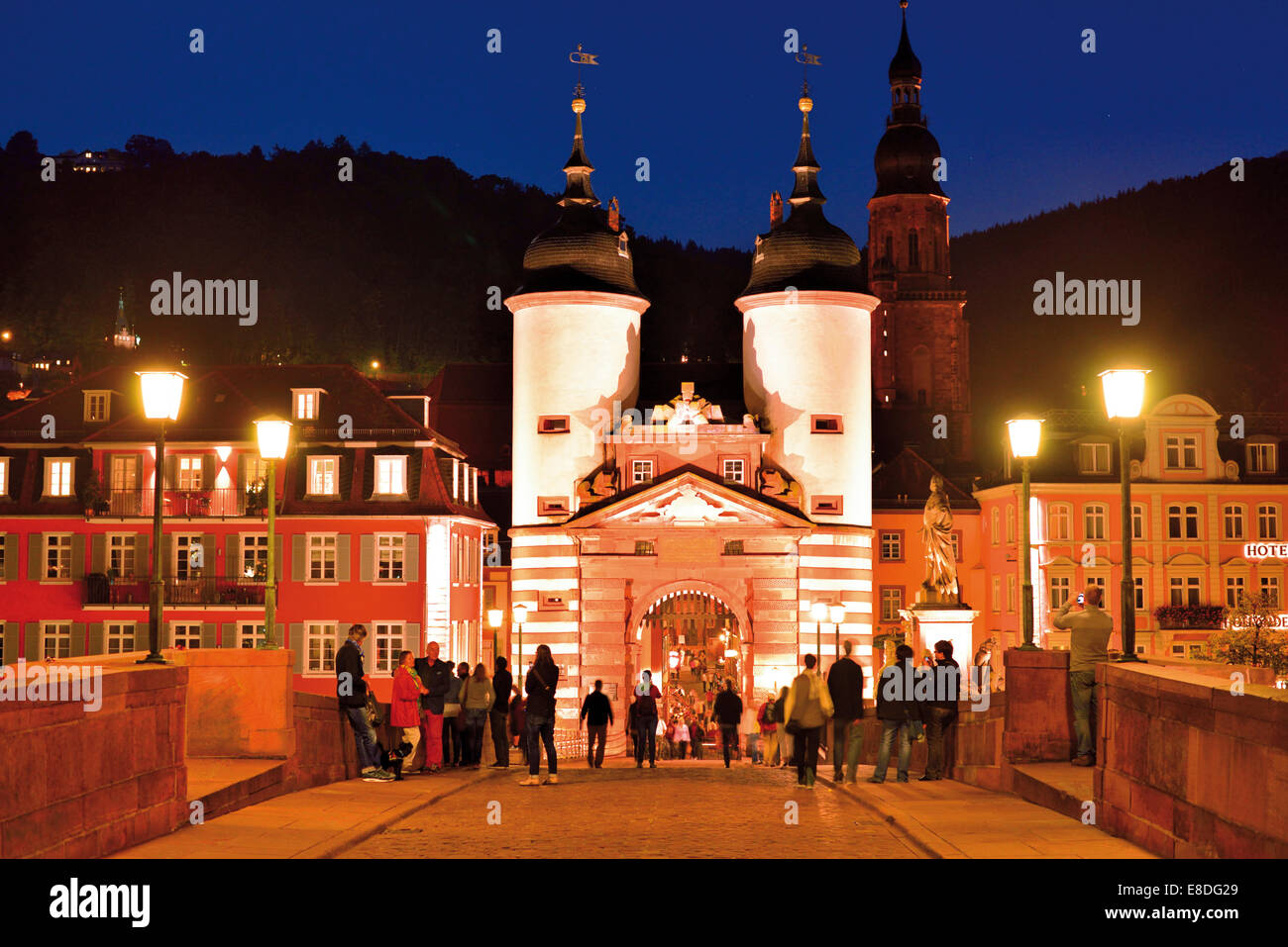 Germania: vista notturna del portale medievale di Heidelberg del vecchio ponte Foto Stock