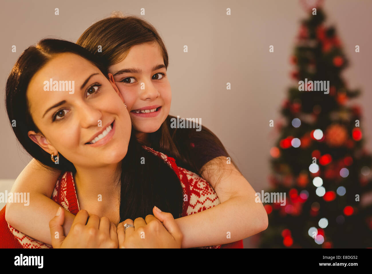 Festive madre e figlia sorridente in telecamera Foto Stock