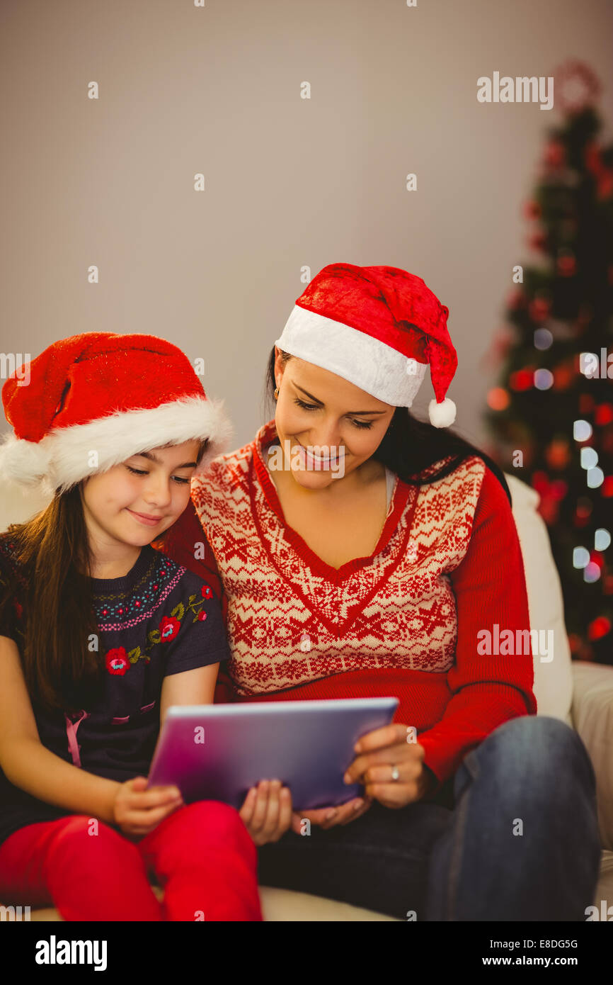 Festive madre e figlia utilizzando tablet Foto Stock