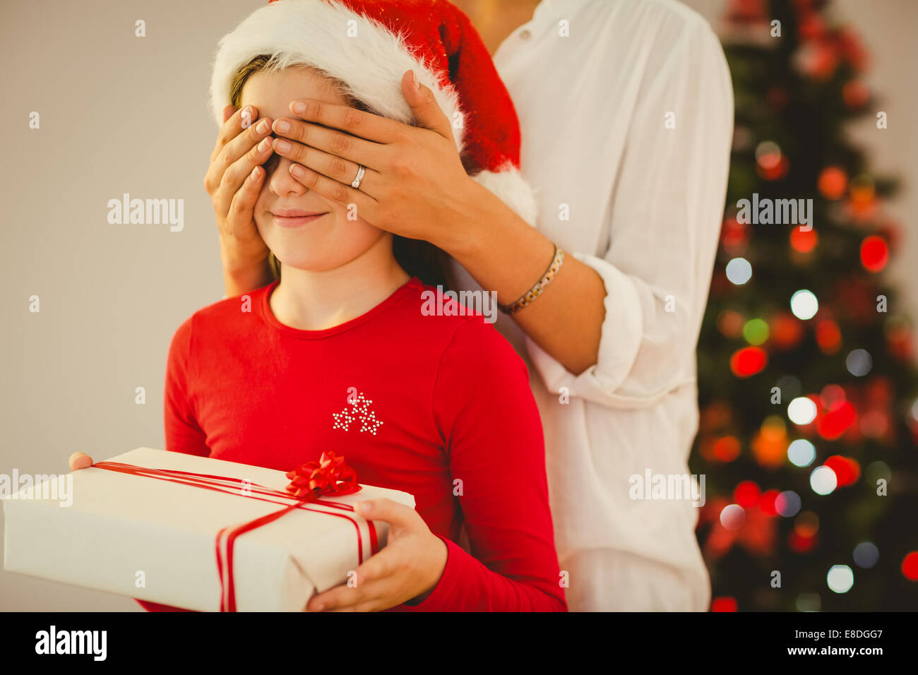 Madre sorprende la sua figlia con un regalo di natale Foto stock - Alamy