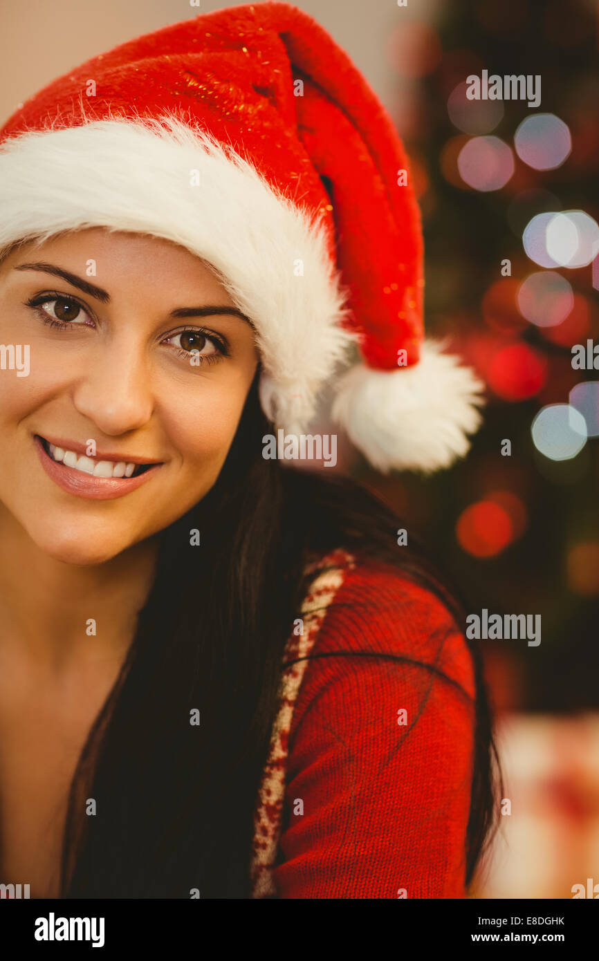 Festive brunette sorridente in telecamera Foto Stock