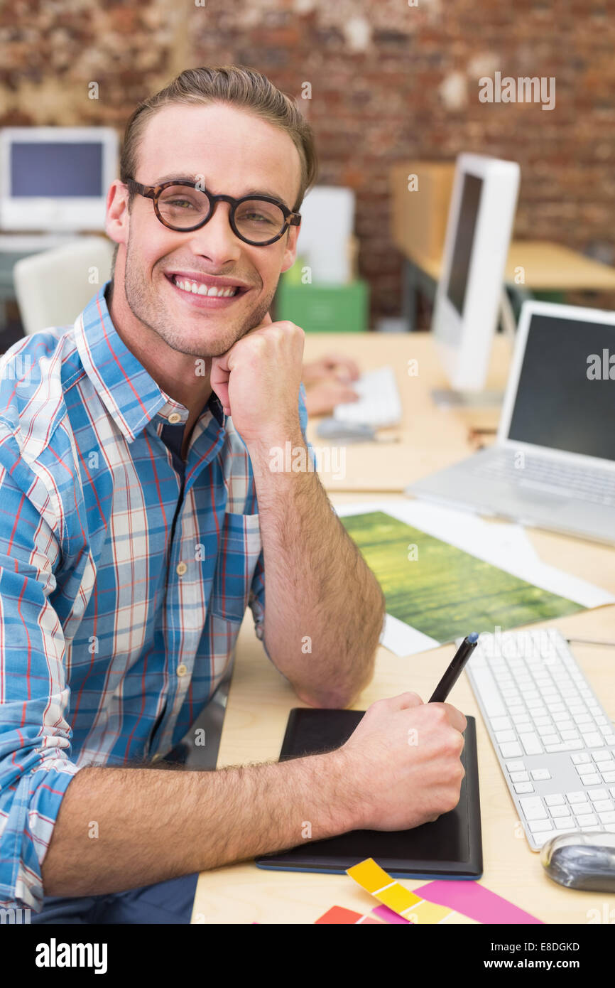 Maschio sorridente Editor foto in ufficio Foto Stock