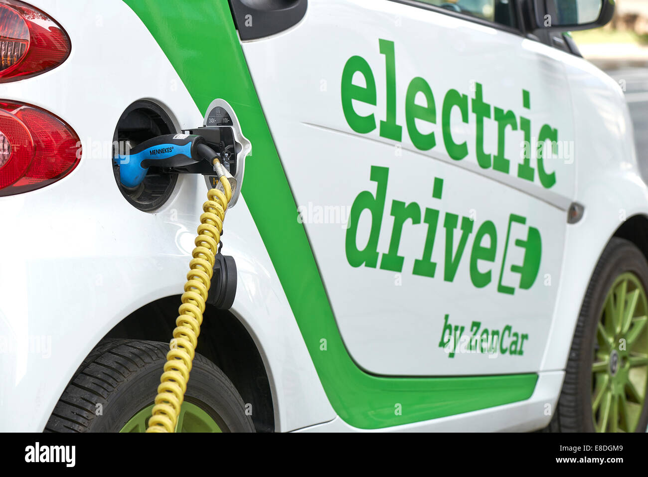 Zen Car Europe la prima macchina elettrica a noleggio su Bld Botanique Foto Stock