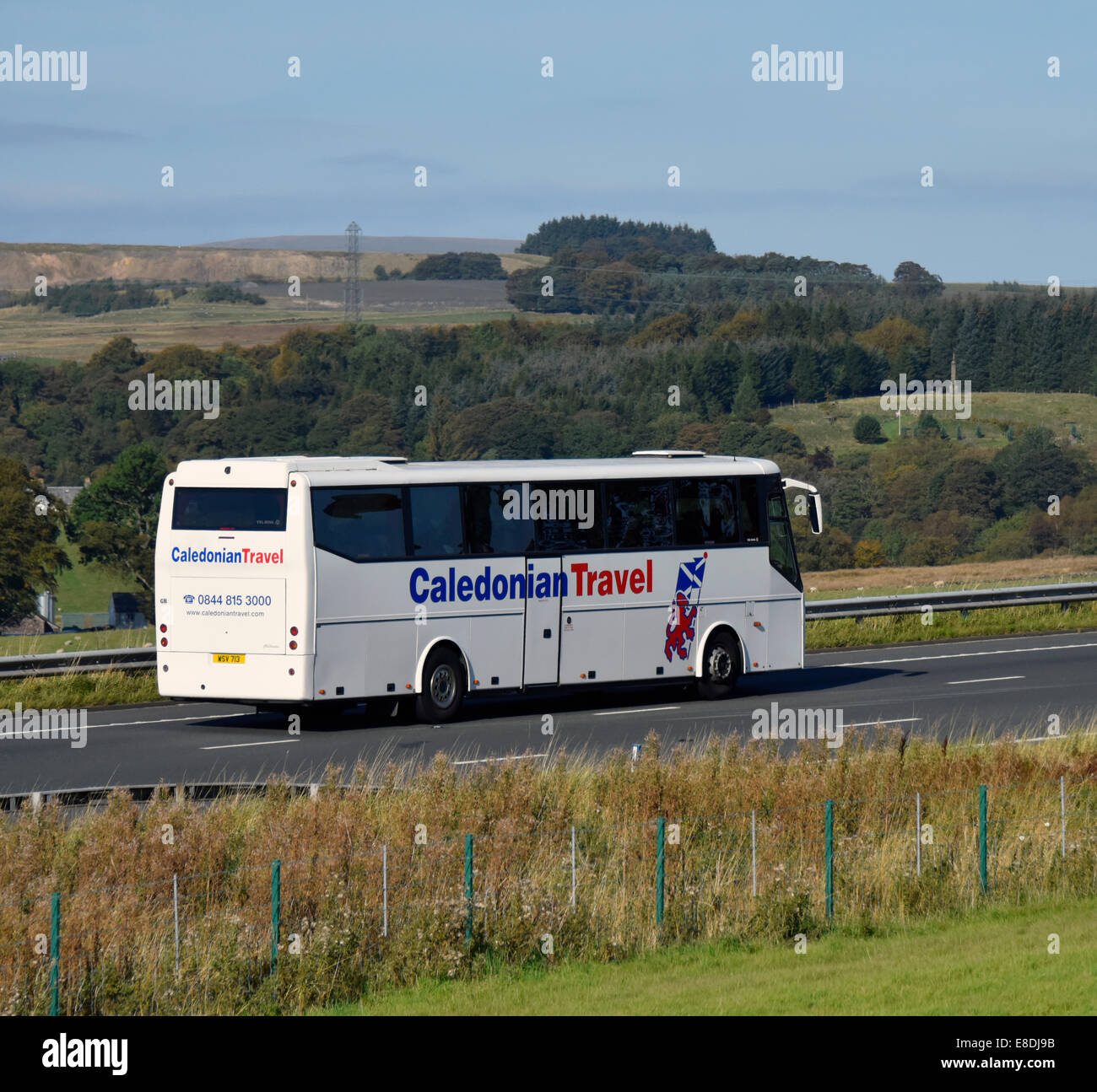 Caledonian pulmann di viaggio. Autostrada M6, Northbound. Shap, Cumbria, England, Regno Unito, Europa. Foto Stock
