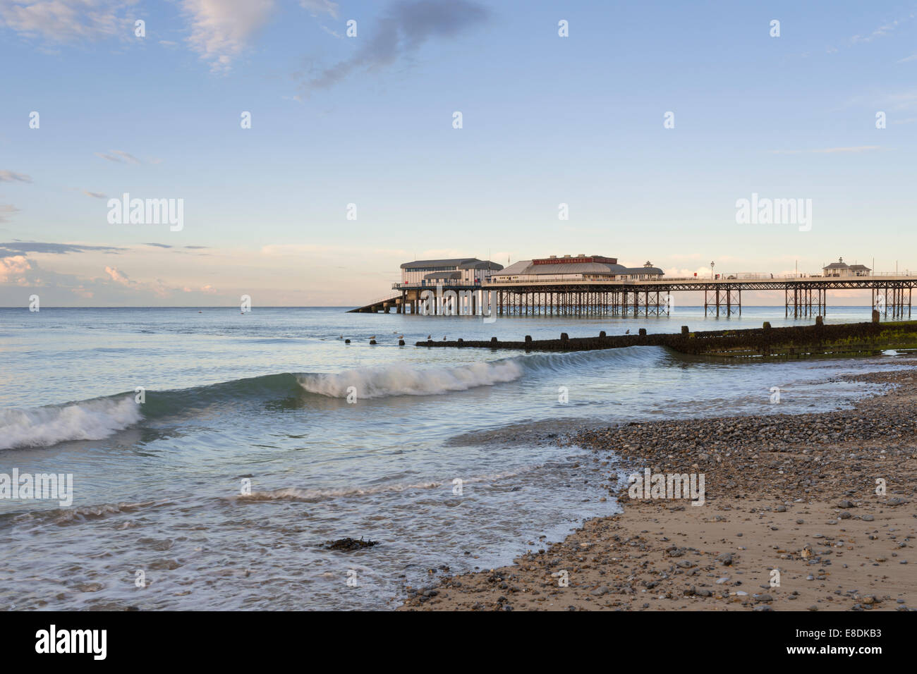 Una vista del Cromer Pier sulla Costa North Norfolk Foto Stock